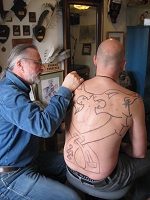 Tatoveringen begyndes
